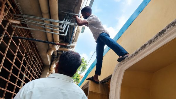 নিউমুরিংয়ে ভবন নির্মাণ ও গ্যাস সংযোগ নিয়ে প্রশ্ন